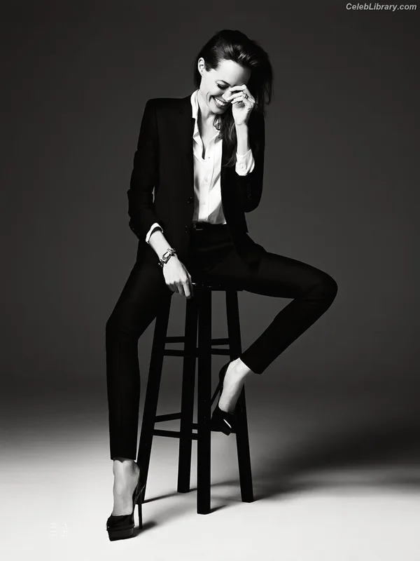 Angelina Jolie photo 6 of 611