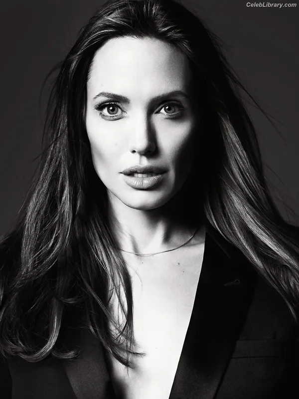 Angelina Jolie photo 9 of 611