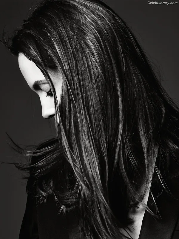 Angelina Jolie photo 12 of 611