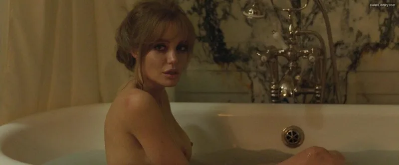Angelina Jolie photo 16 of 611