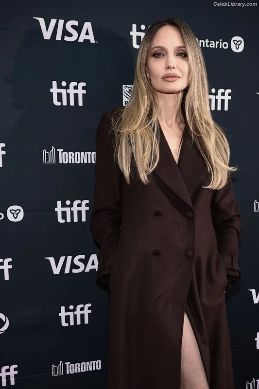 Angelina Jolie photo 23 of 611