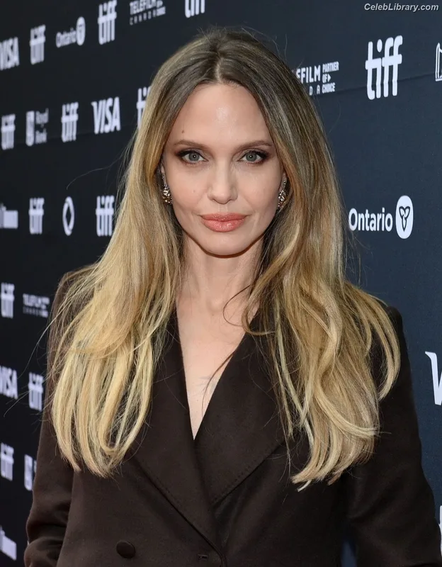 Angelina Jolie photo 2 of 611