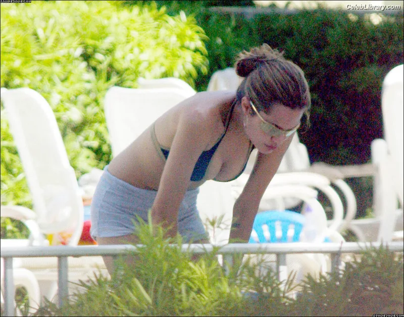 Angelina Jolie photo 3 of 611