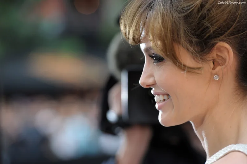 Angelina Jolie photo 24 of 611