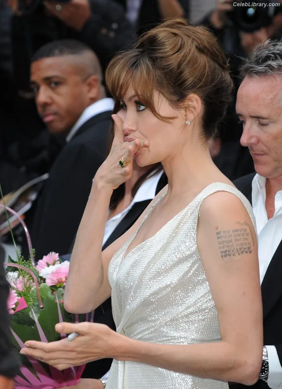 Angelina Jolie photo 3 of 611