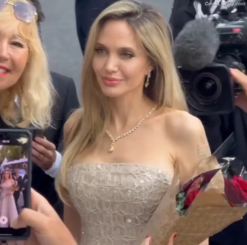 Angelina Jolie photo 8 of 611