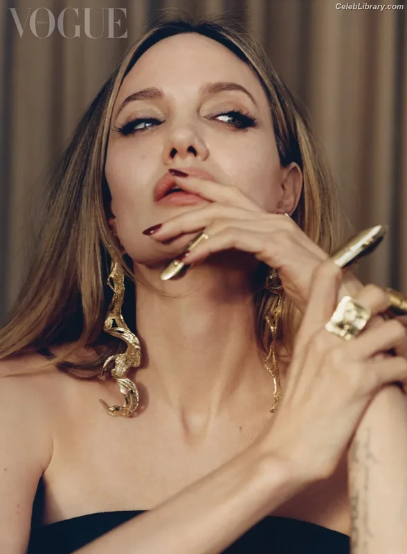Angelina Jolie photo 21 of 611