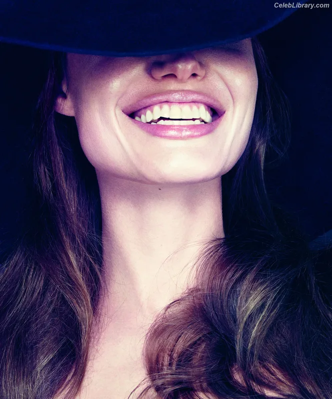 Angelina Jolie photo 1 of 611