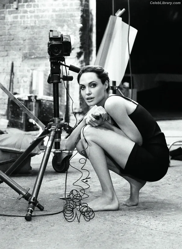 Angelina Jolie photo 4 of 611