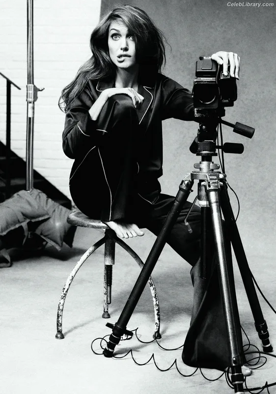 Angelina Jolie photo 6 of 611