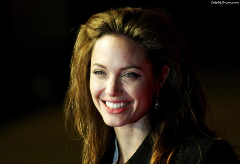 Angelina Jolie photo 9 of 611