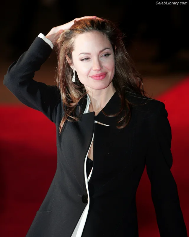 Angelina Jolie photo 12 of 611