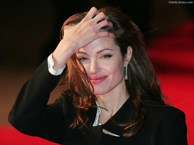 Angelina Jolie photo 14 of 611