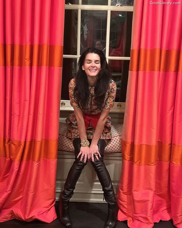 Angie Harmon photo 19 of 111