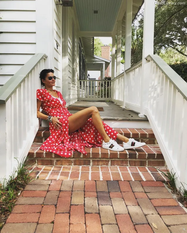 Angie Harmon photo 15 of 111