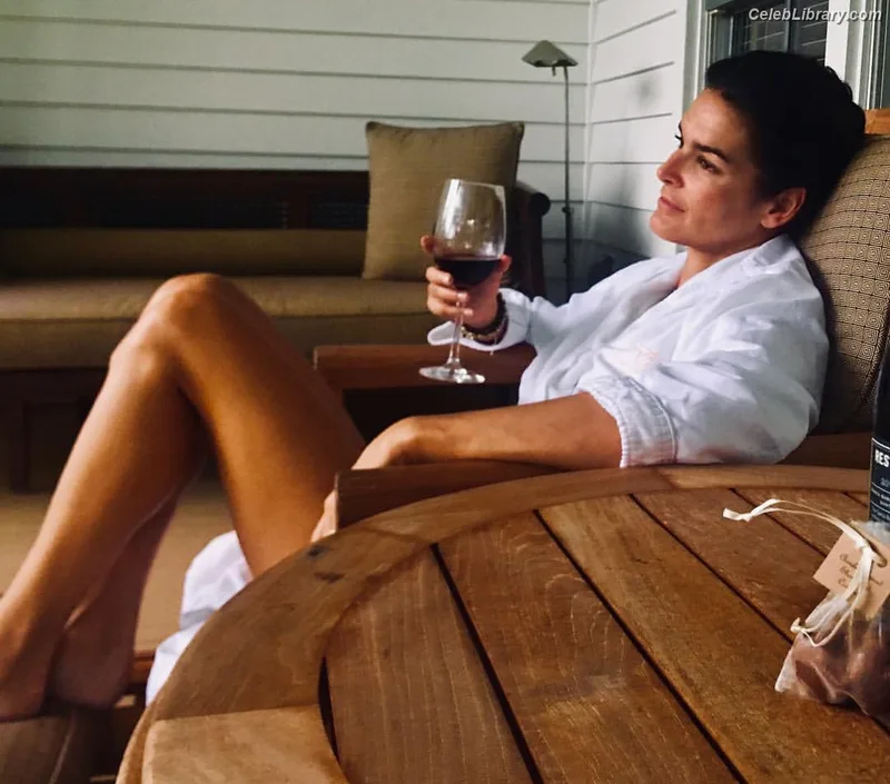 Angie Harmon photo 18 of 111