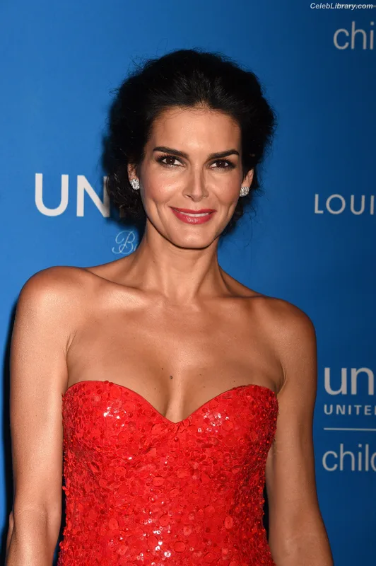 Angie Harmon photo 4 of 111