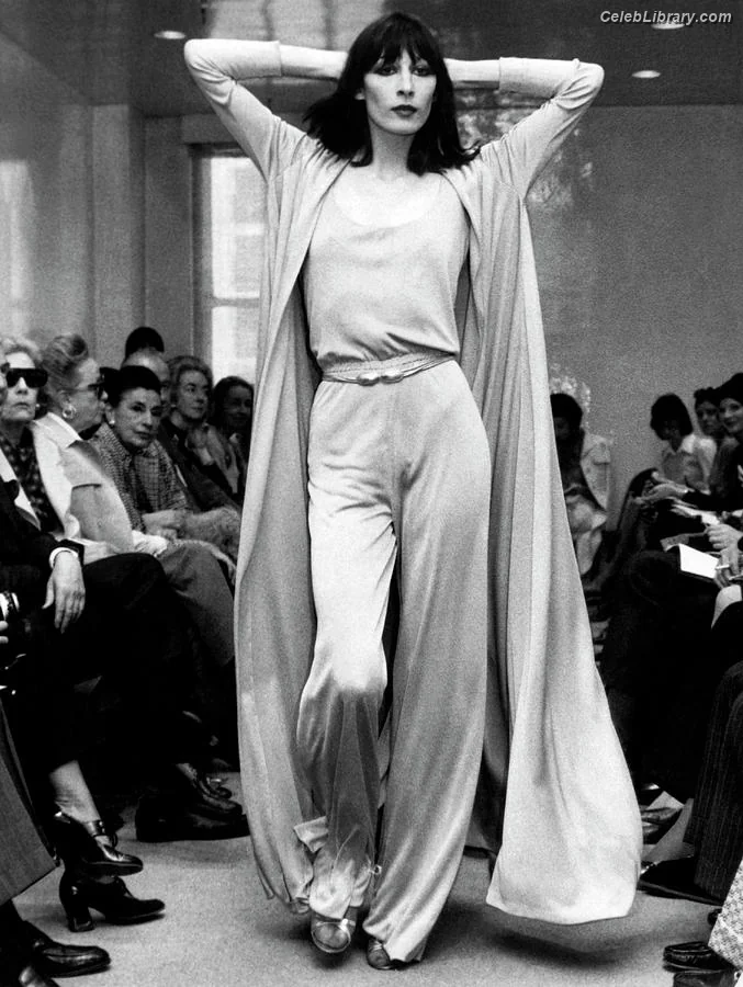 Anjelica Huston photo 14 of 35