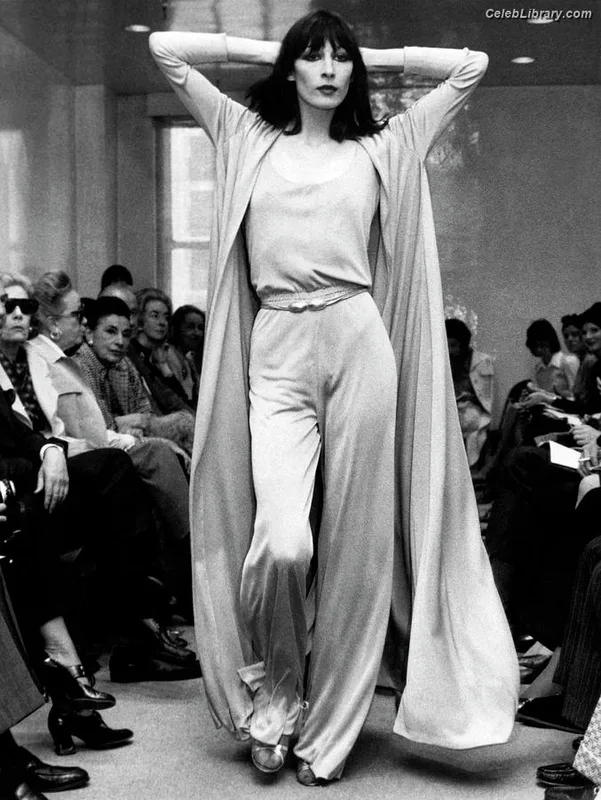 Anjelica Huston photo 14 of 36