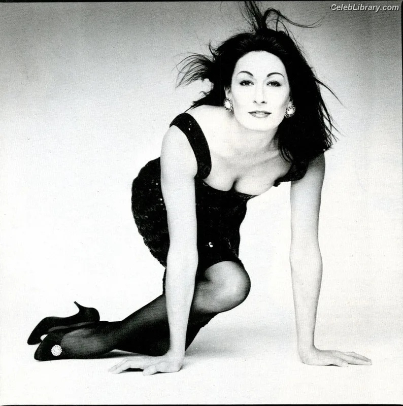 Anjelica Huston photo 8 of 36