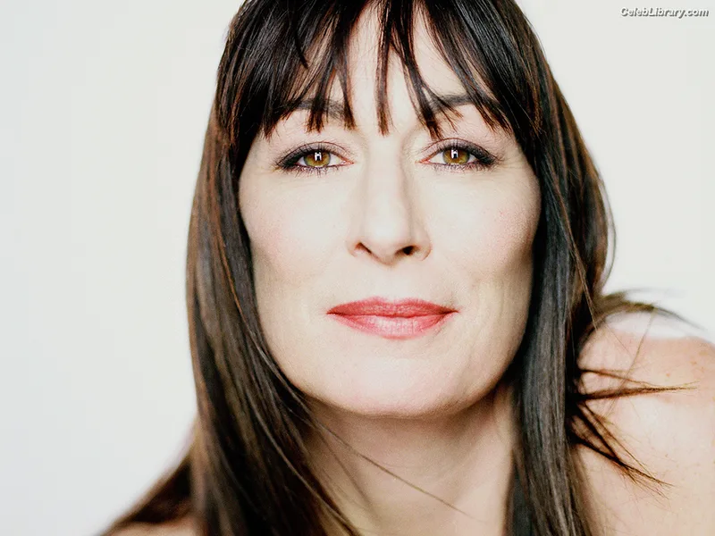 Anjelica Huston photo 11 of 36