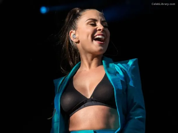 Anna Abreu photo 1 of 74