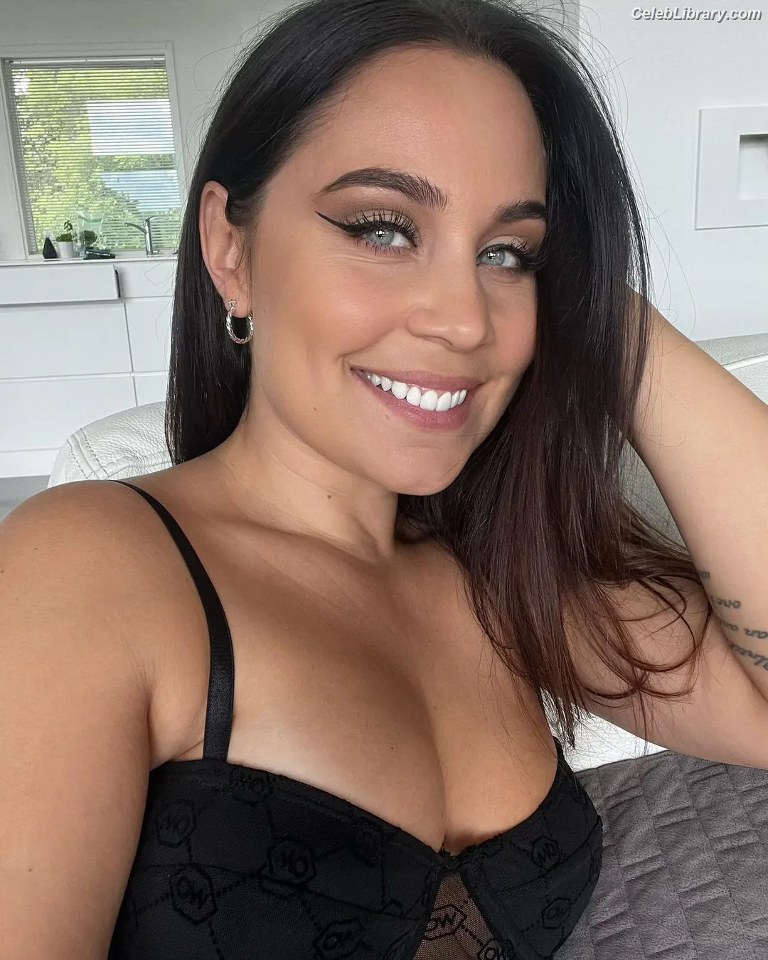 Anna Abreu photo 17 of 74