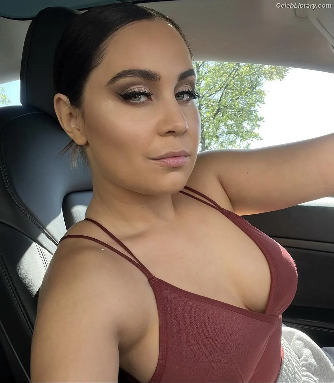 Anna Abreu photo 12 of 74