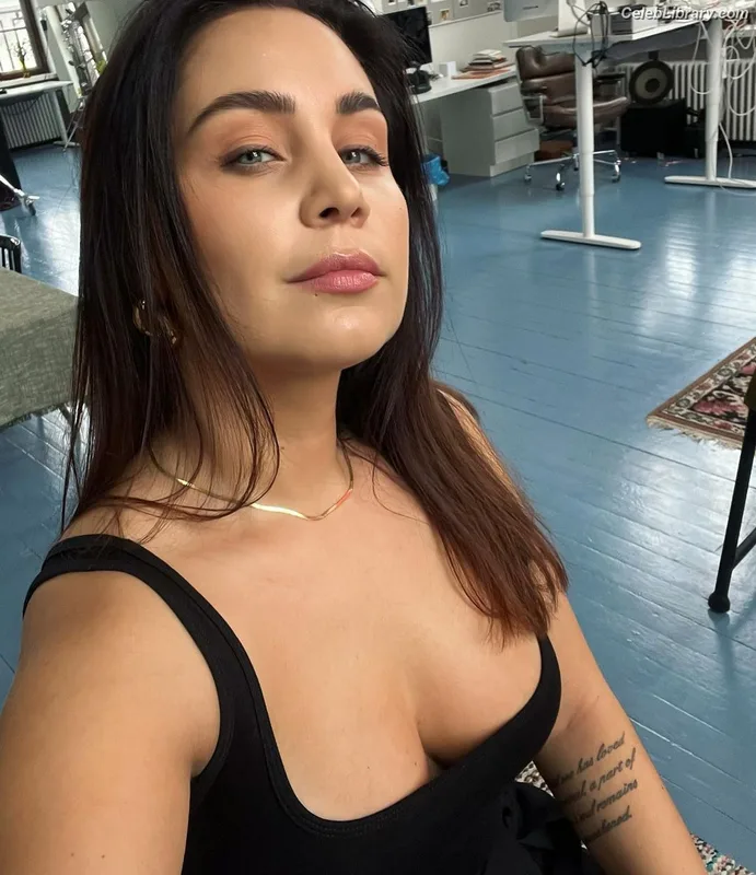 Anna Abreu photo 13 of 75