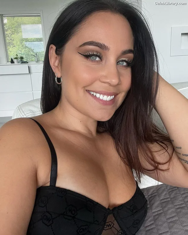 Anna Abreu photo 17 of 75