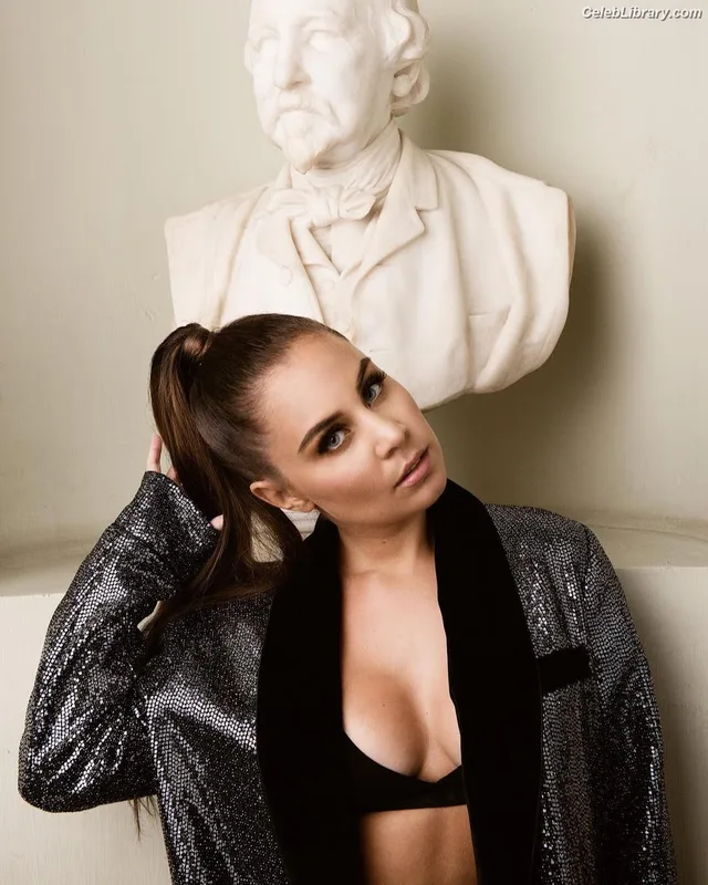 Anna Abreu photo 10 of 75