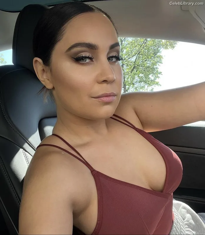 Anna Abreu photo 12 of 75