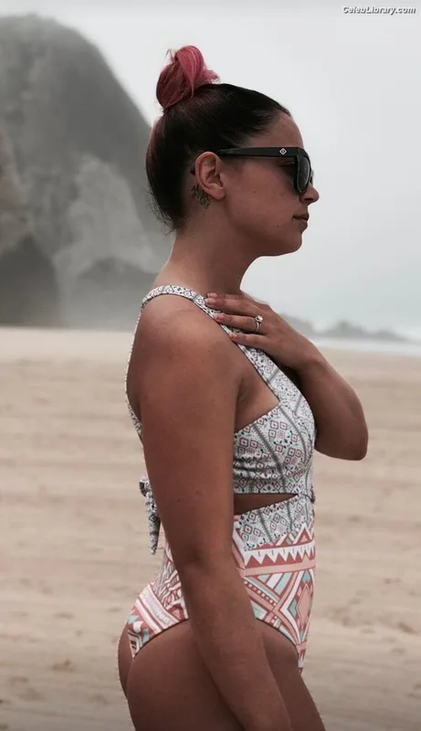 Anna Abreu photo 15 of 75