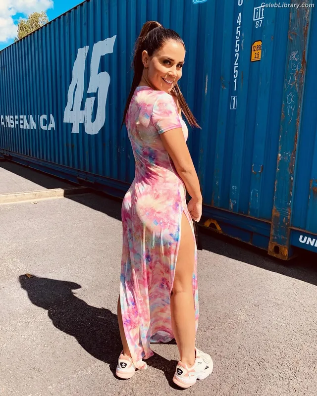 Anna Abreu photo 16 of 75