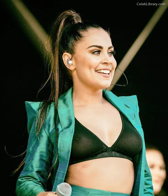 Anna Abreu photo 17 of 75