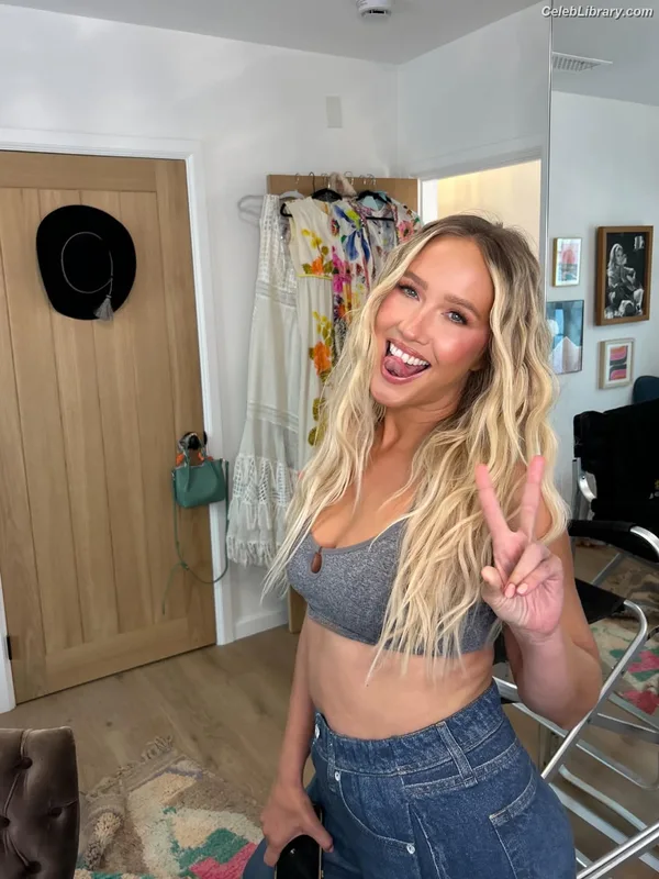 Anna Camp photo 18 of 161