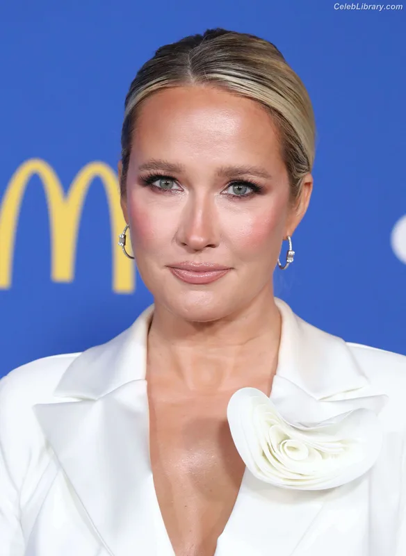 Anna Camp photo 7 of 161