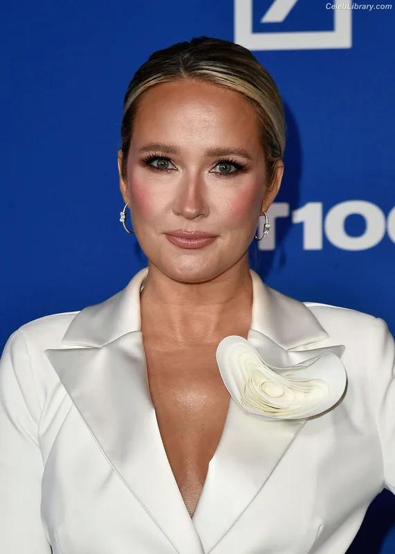Anna Camp photo 8 of 161