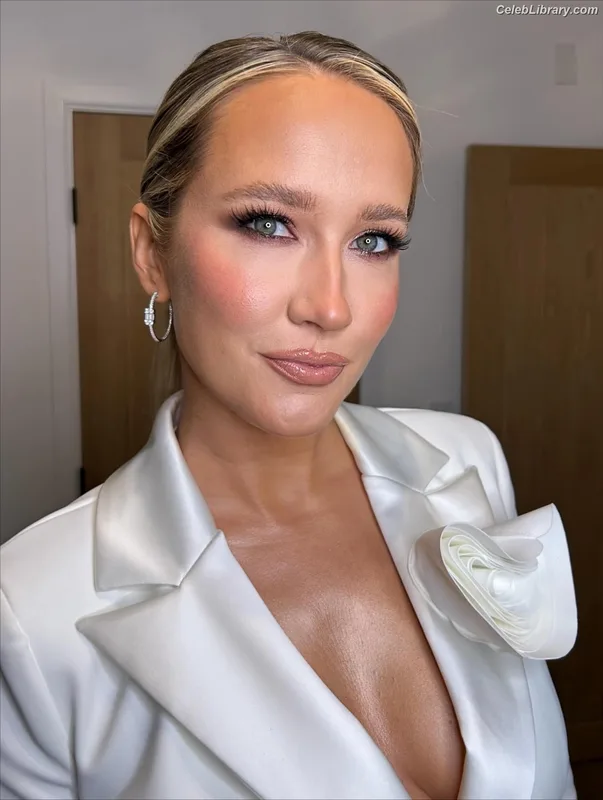 Anna Camp photo 3 of 161
