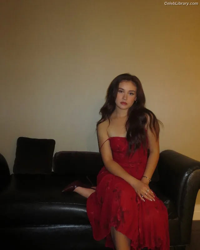 Anna Cathcart photo 2 of 238