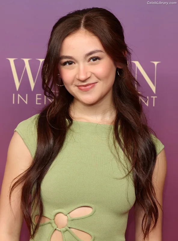Anna Cathcart photo 2 of 238