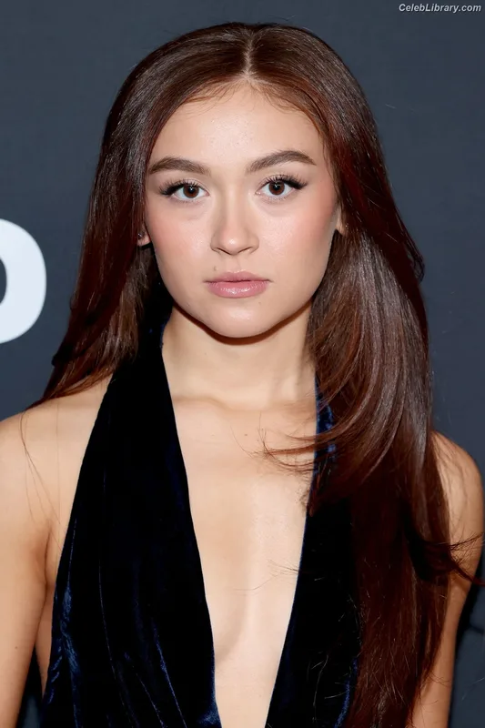 Anna Cathcart photo 18 of 238