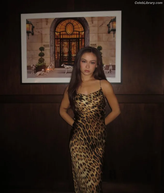 Anna Cathcart photo 21 of 238
