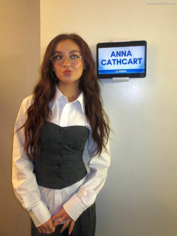 Anna Cathcart photo 6 of 238