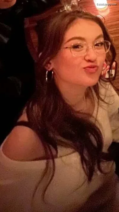 Anna Cathcart photo 7 of 238