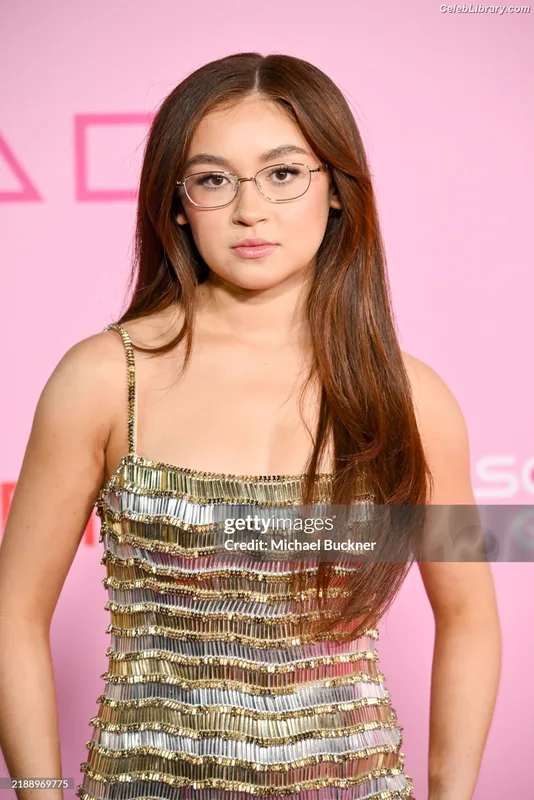Anna Cathcart photo 2 of 238