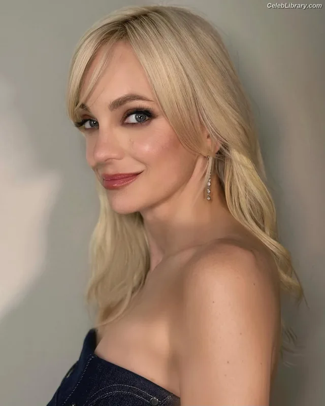 Anna Faris photo 6 of 83
