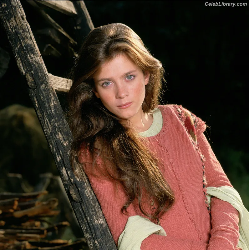 Anna Friel photo 1 of 40