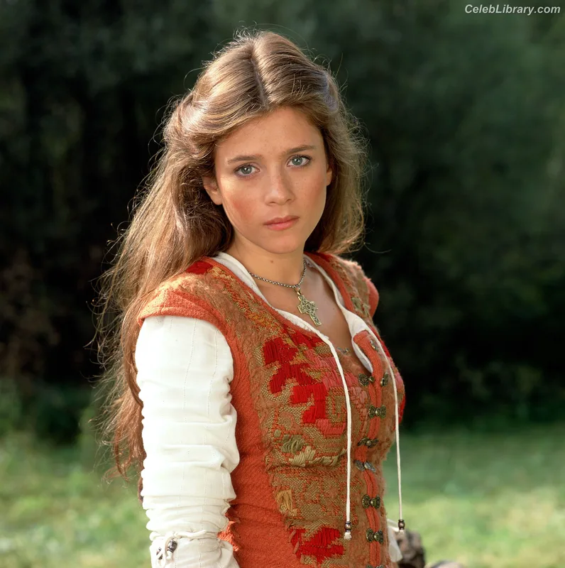 Anna Friel photo 3 of 40