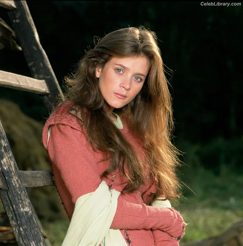 Anna Friel photo 4 of 40